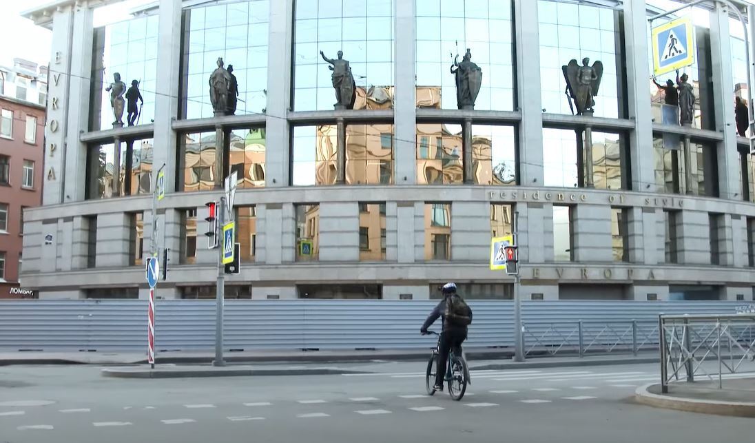 Статуя Путина "красуется" на одном из зданий Санкт-Петербурга