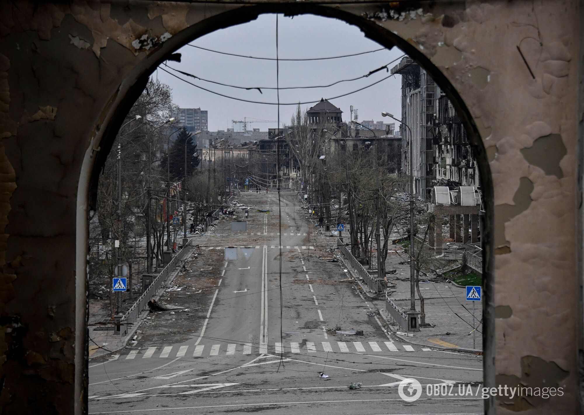 Вид на Маріуполь із зруйнованого Драматичного театру