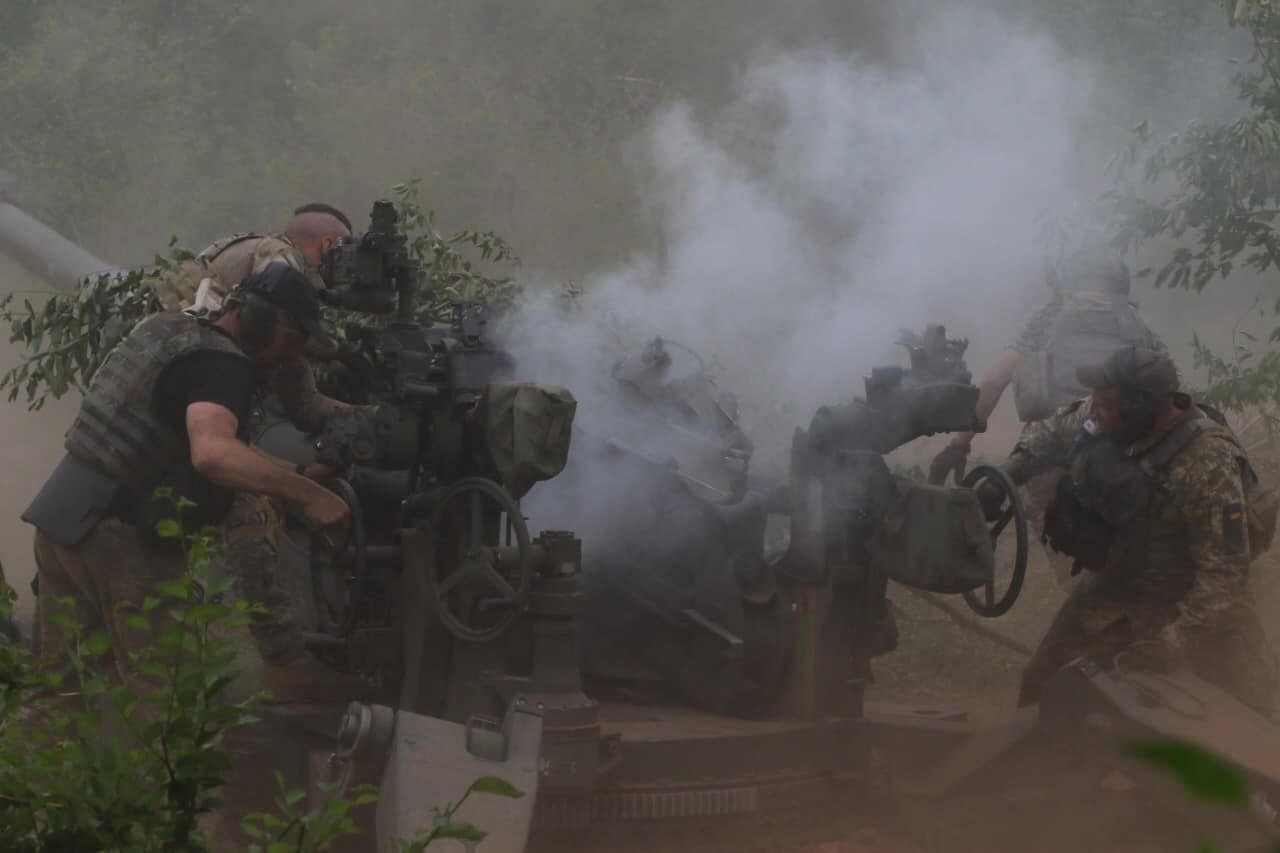 Бойцы 44-й ОАБр стреляют по войскам РФ из гаубиц M777