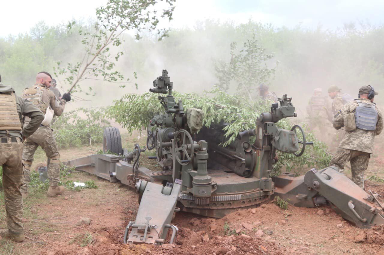 Воїни 44-ї ОАБр стріляють по окупантах із гаубиць M777
