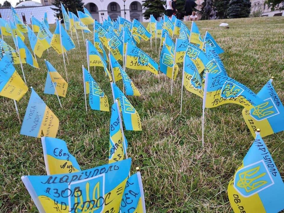 У центрі столиці встановили 55 прапорців на честь українських воїнів.