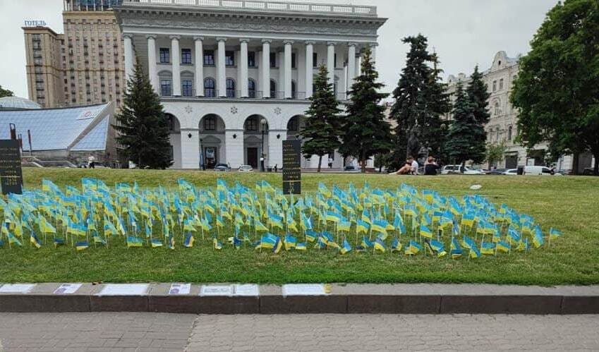 В Киеве на Майдане почтили память погибших защитников Мариуполя.