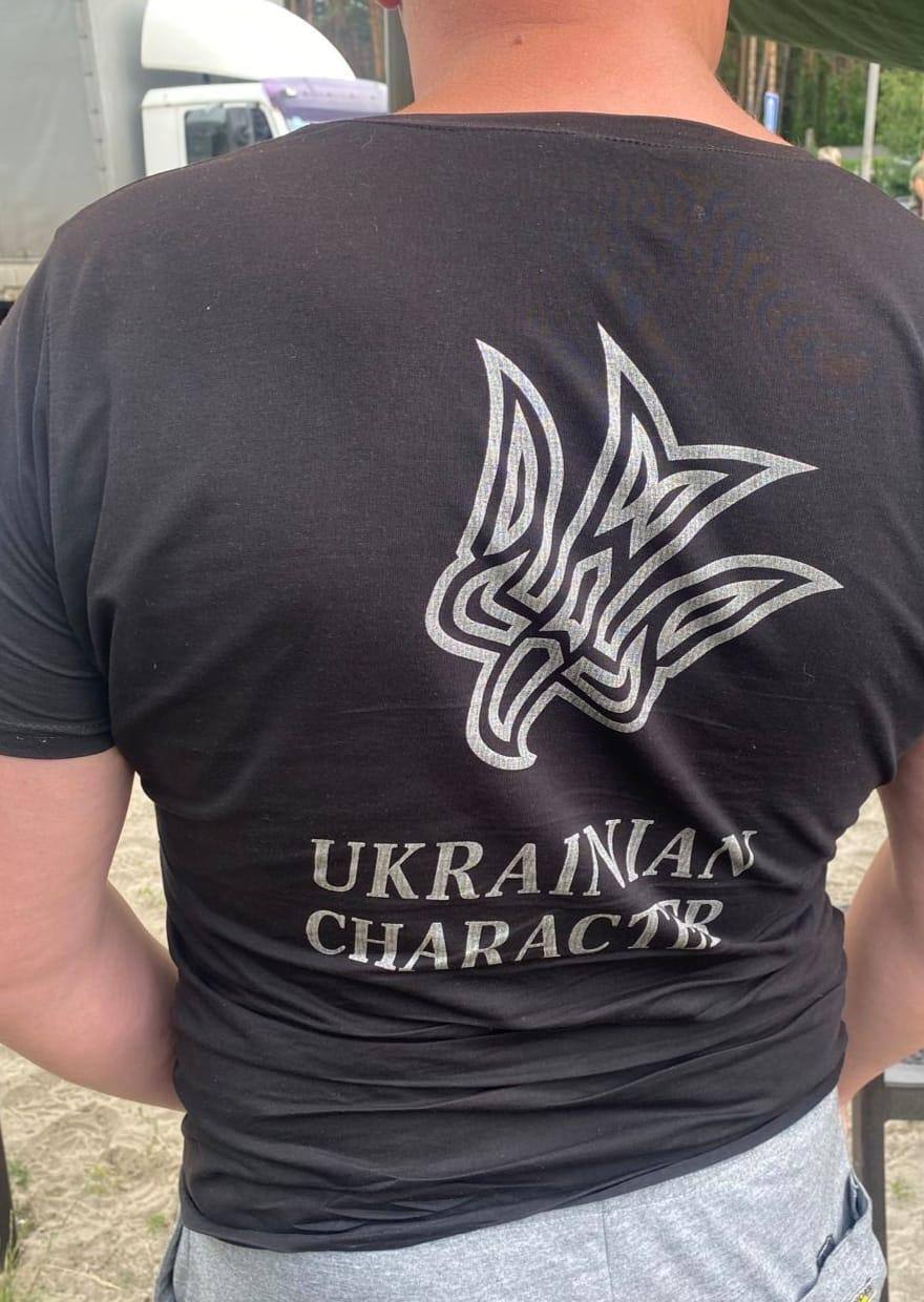Зловмисник одягнув футболку з українською символікою, щоб уникнути питань.