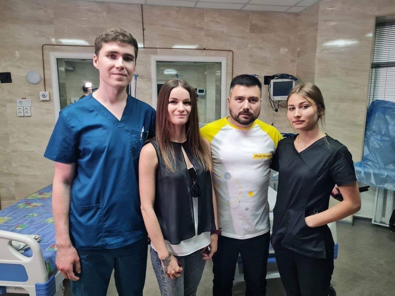 "Мы всегда чувствуем плечо поддержки": Фонд Рината Ахметова поздравил медиков с праздником