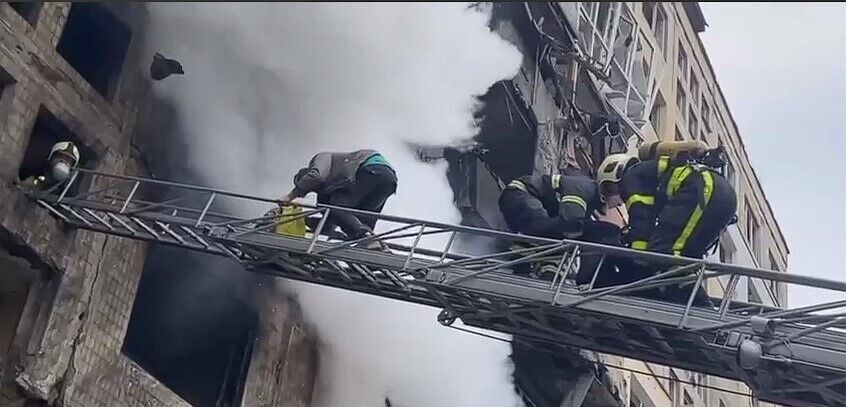 Рятувальник брав участь у гасінні пожеж у столиці.