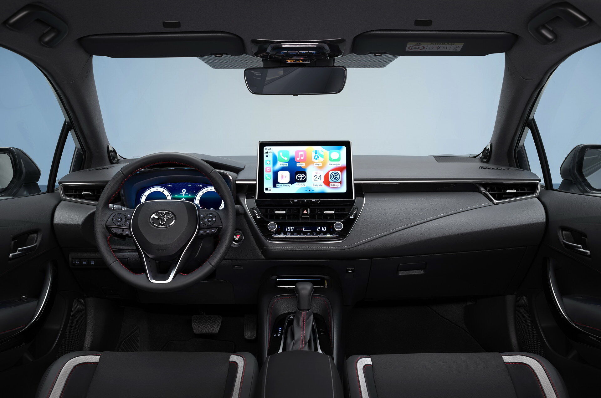 Более дорогие версии оснащаются полностью цифровой панелью приборов с 12,3-дюймовым экраном перед водителем