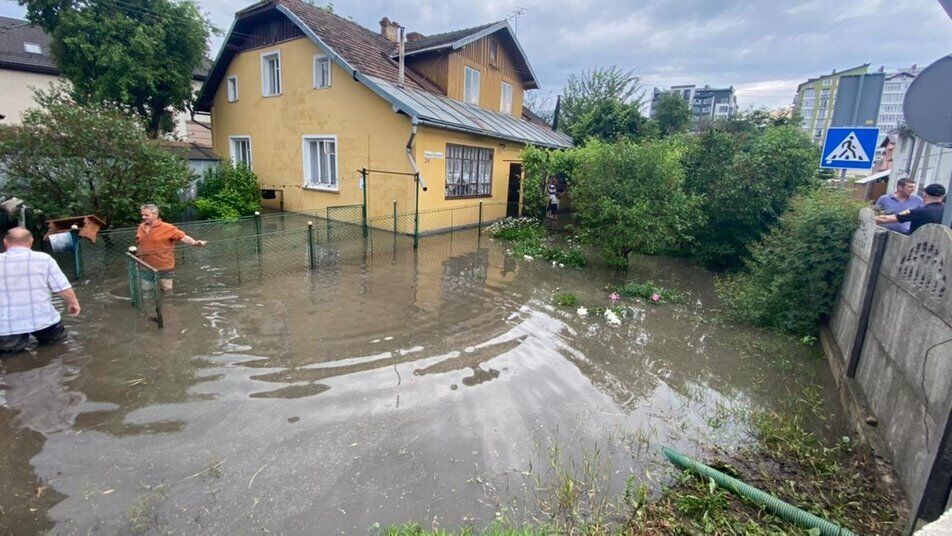 Підтоплена вулиця в Івано-Франківську