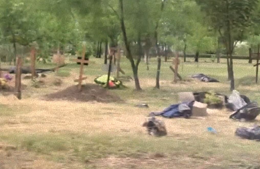 Окупанти у Маріуполі ховають загиблих у братських могилах