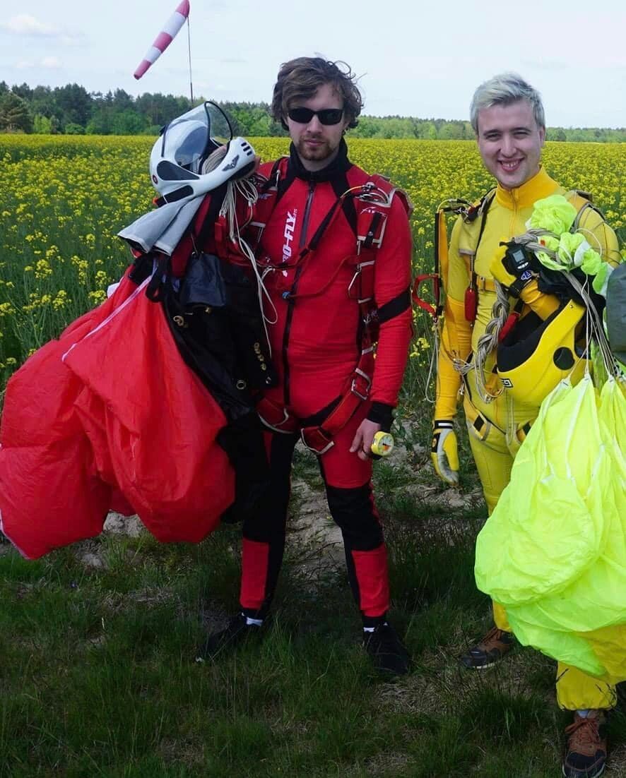 У Артема (слева) за плечами 200 прыжков с парашютом