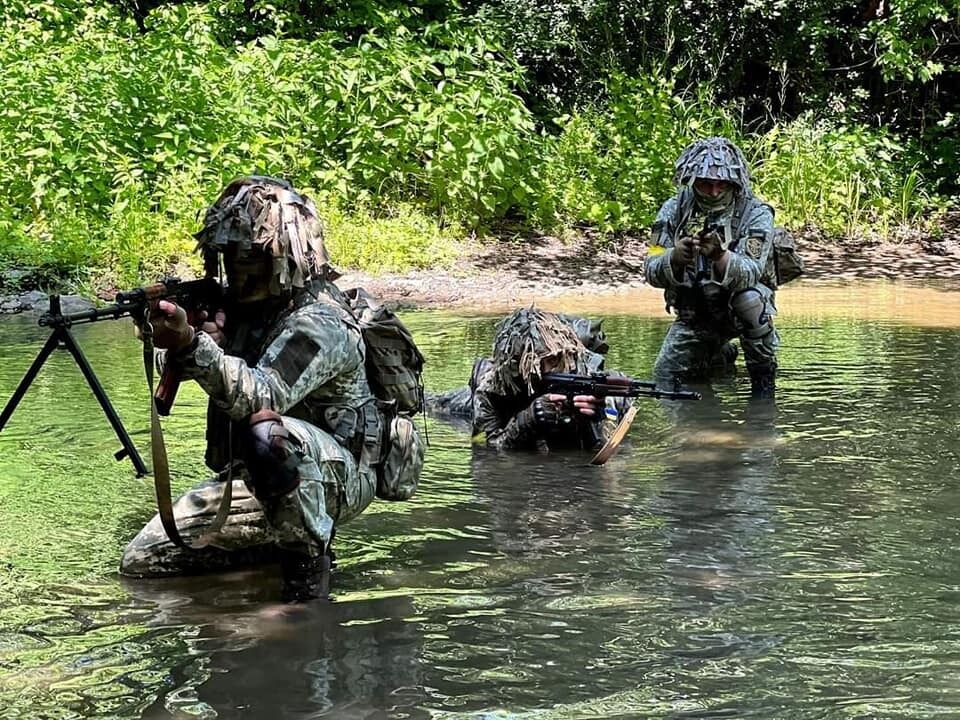 Захисники України відбивають наступи ворога на різних напрямках