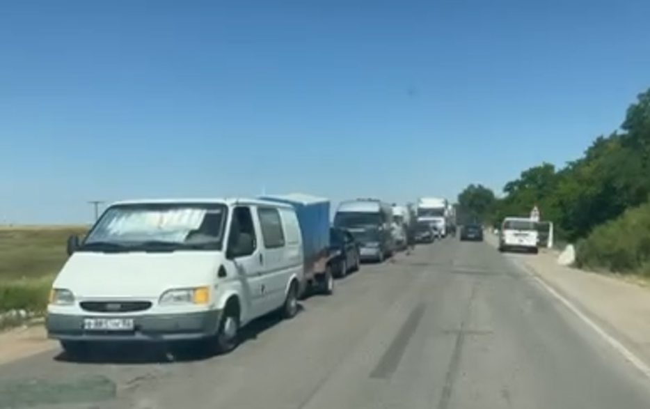Черга з авто між Херсонщиною та Кримом.
