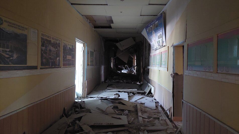 Окупанти вдарили по ліцею, де розміщувався волонтерський пункт: з'явилися фото наслідків ракетного удару РФ по Люботину