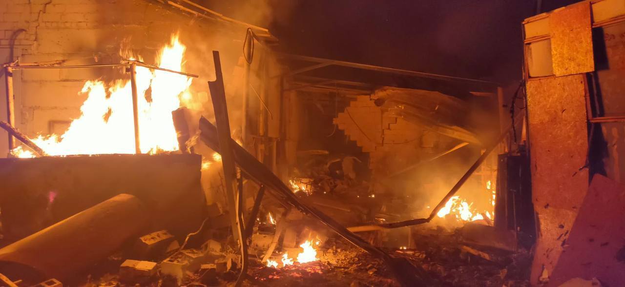Пожар в Днепропетровской области в результате обстрелов