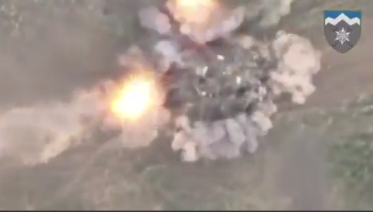 Момент попадания украинского снаряда в российский танк