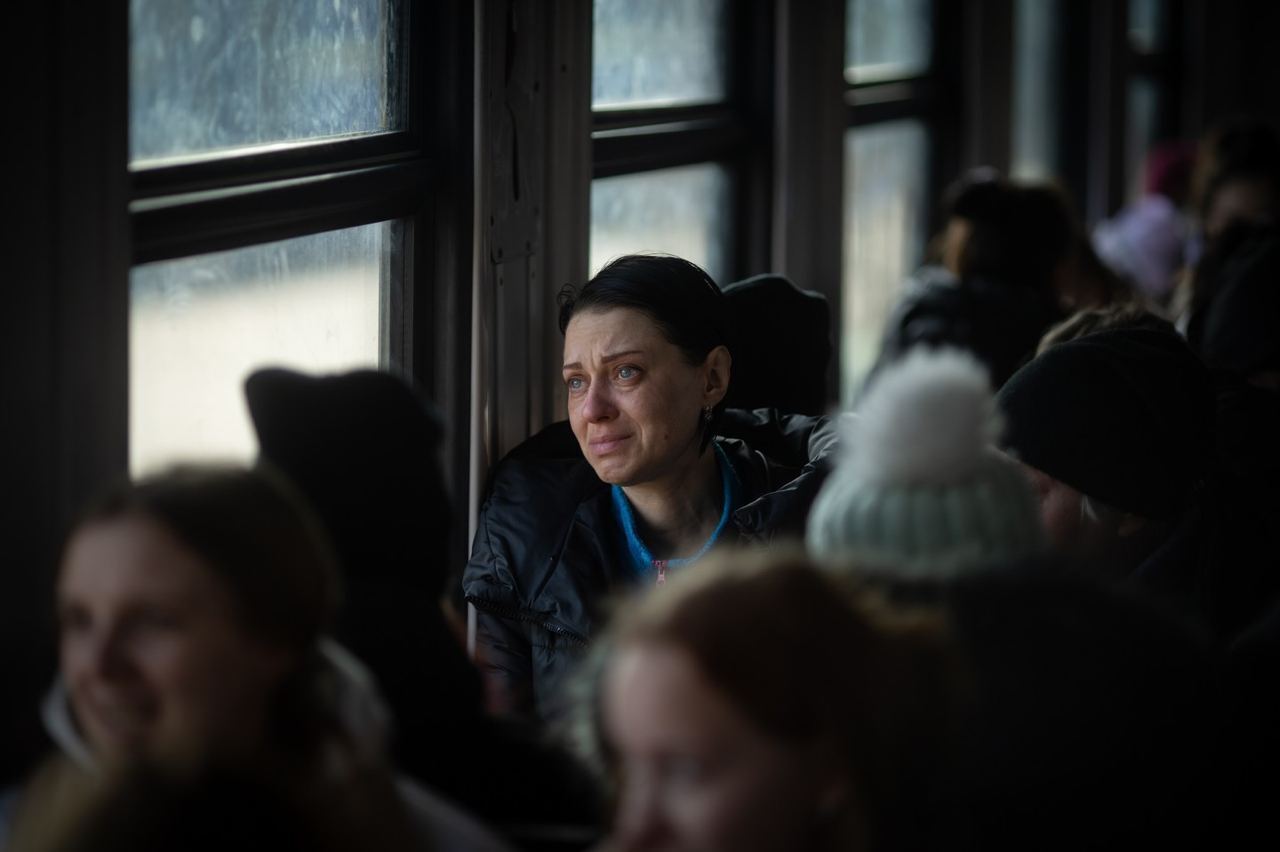 Украинцы спасаются от войны, выезжая в другие регионы и за границу