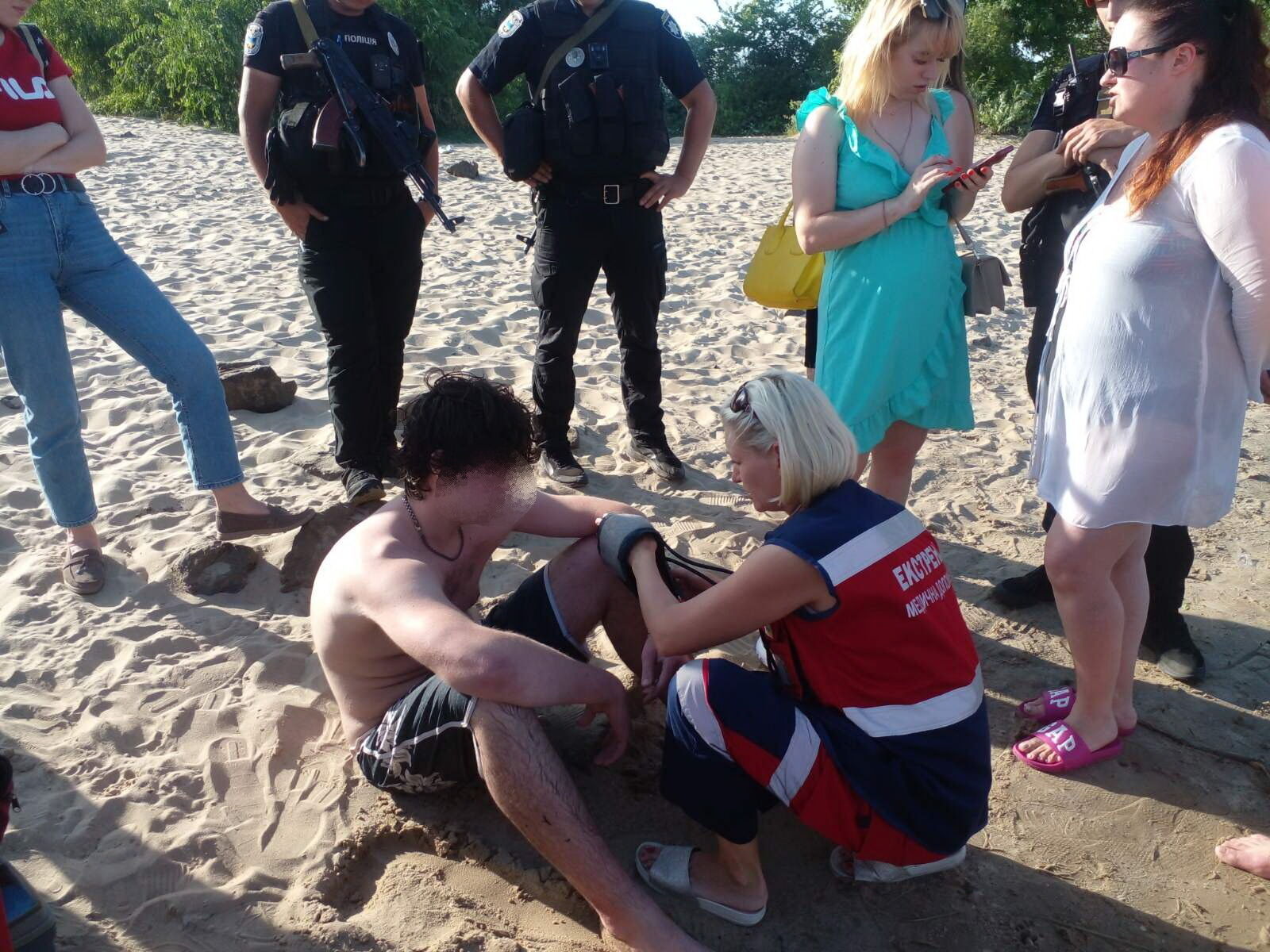 Спасатели доставили подростка на берег.