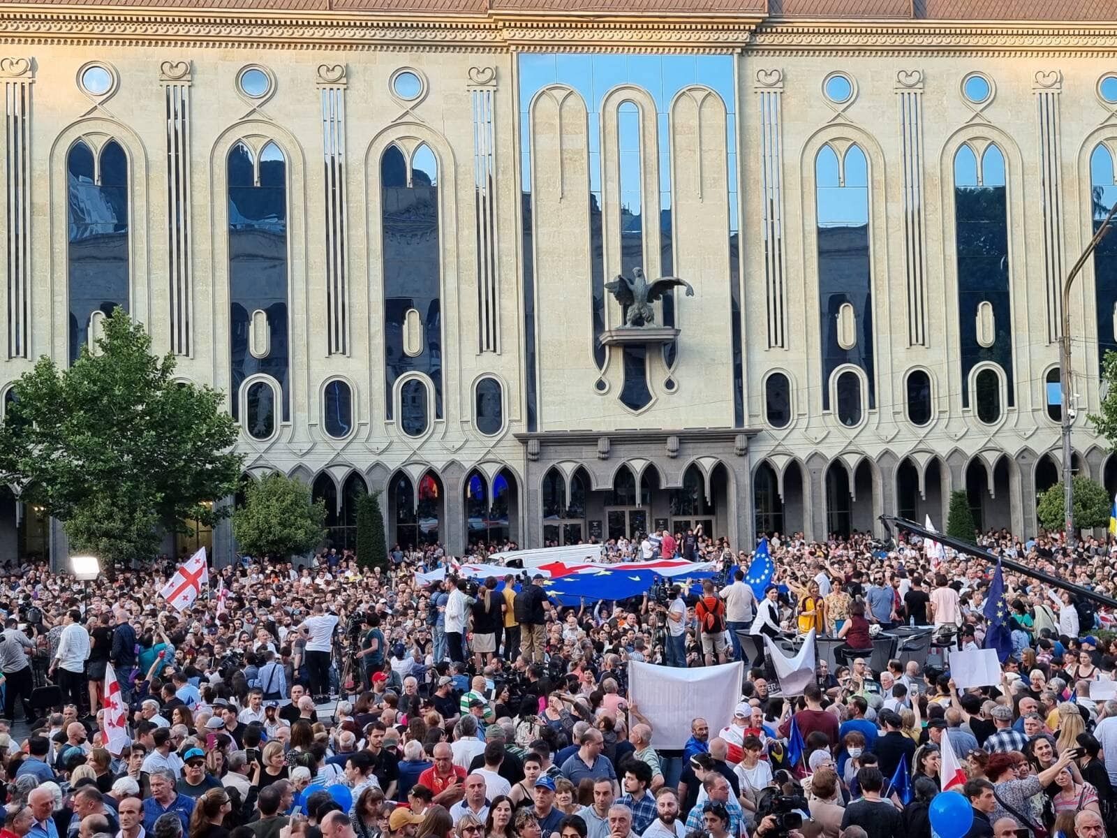 Акция "Домой, в Европу" проходит возле парламента Грузии