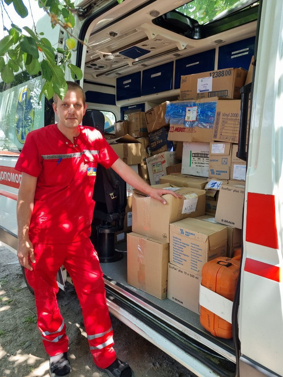 Волонтеры передали коммунальщикам Константиновки, 1 300 продуктовых наборов