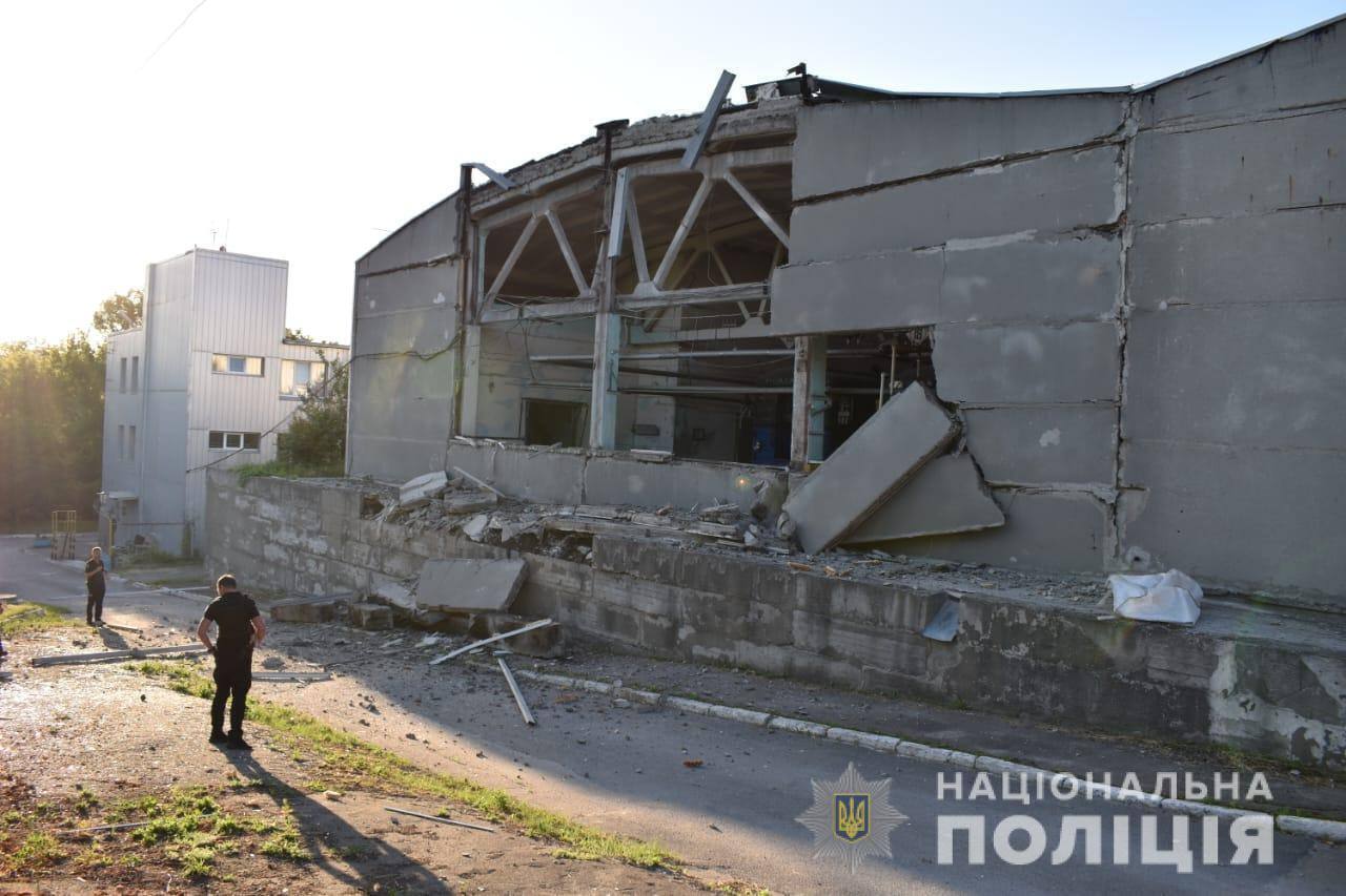 Последствия ракетного удара РФ по стоянке поездов в Харькове