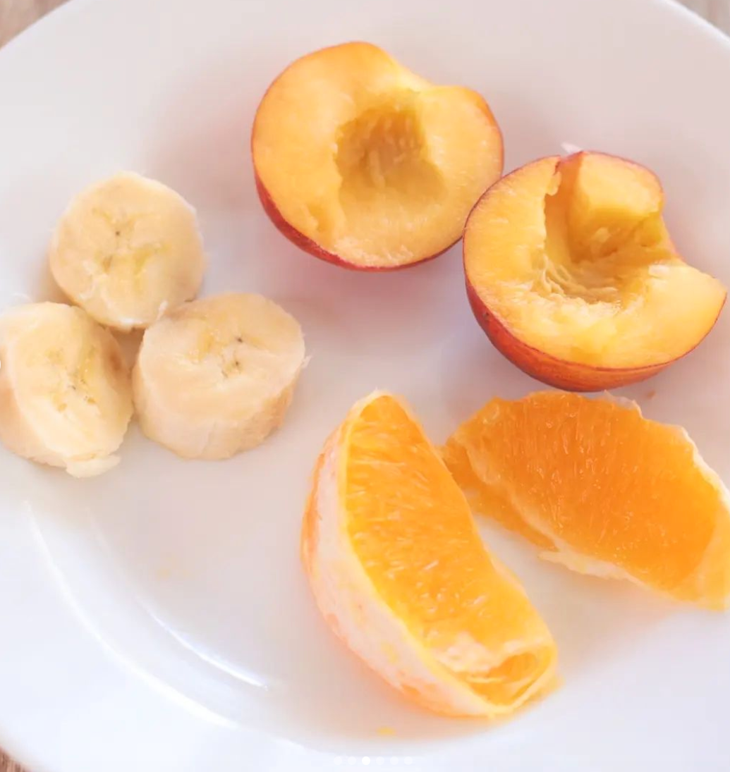 Морозиво з персика, банана та апельсина.