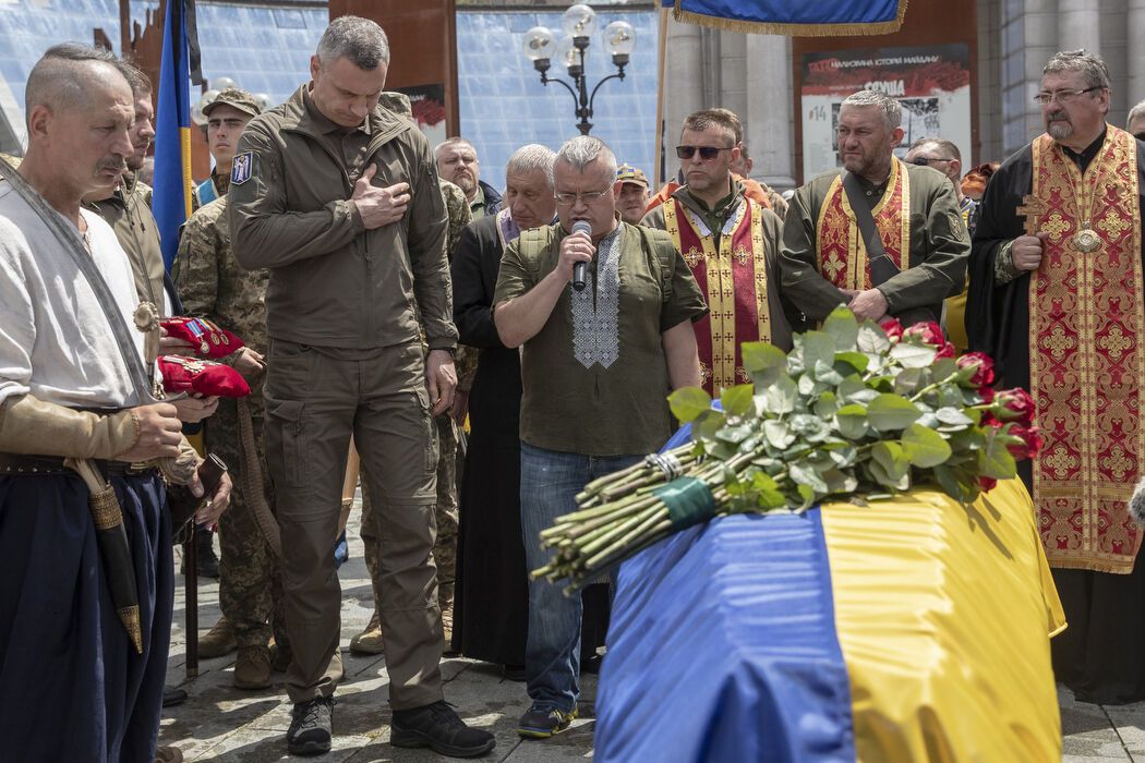 На церемонії прощання були друзі, близькі та побратими героя.