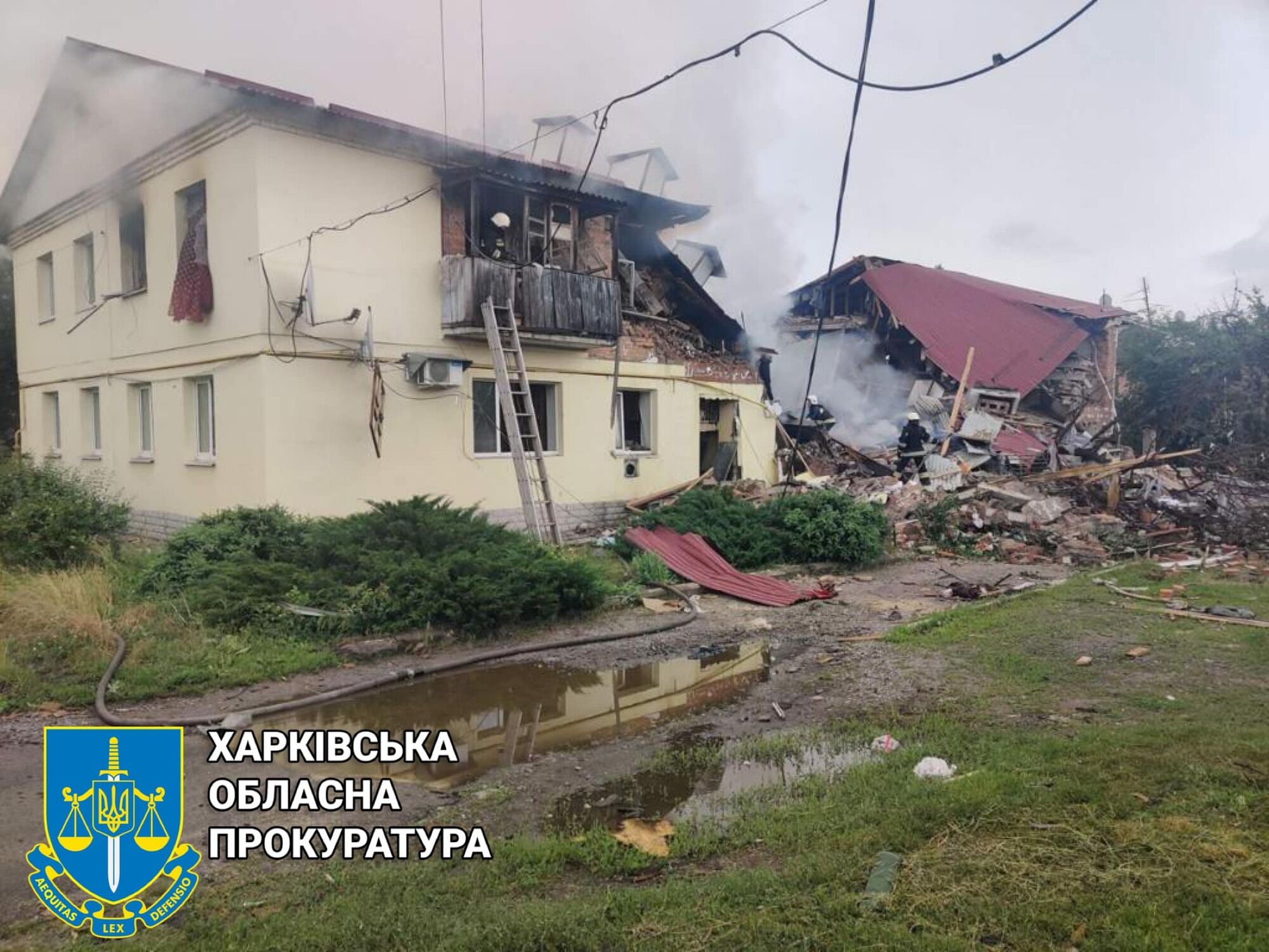 У Золочеві з-під завалів багатоповерхівки, в яку вдарили окупанти, дістали тіла загиблих