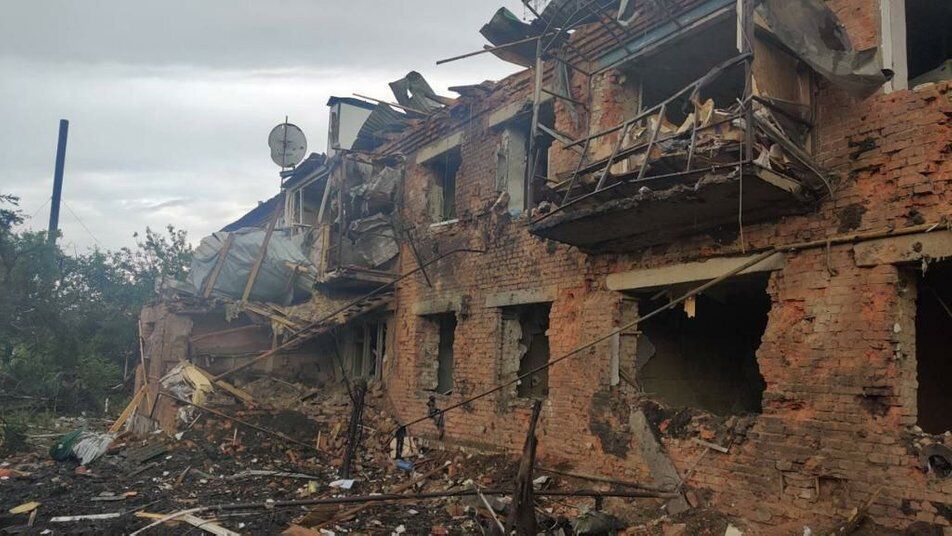 В Золочеве снаряд попал в двухэтажный многоквартирный дом: под завалами нашли погибшего. Фото