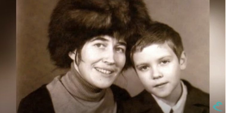 Мати Дмитра Медведєва була викладачем.