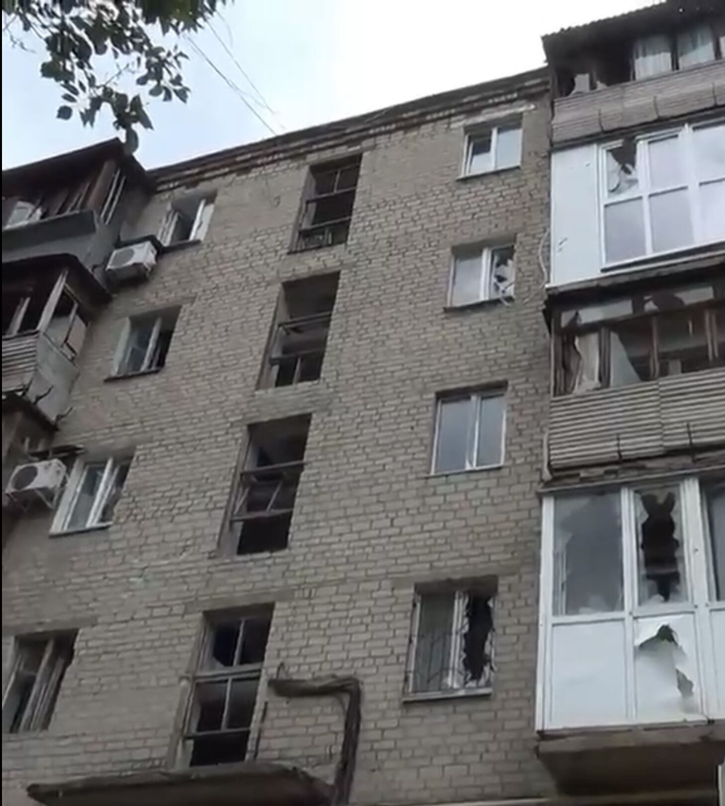 Жителі Донецька не мають доступу до бомбосховищ.
