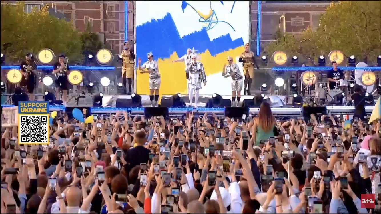 Вєрка Сердючка вперше заспівала зі сцени "Russia Goodbye" замість "Lasha tumbai" в Амстердамі. Відео