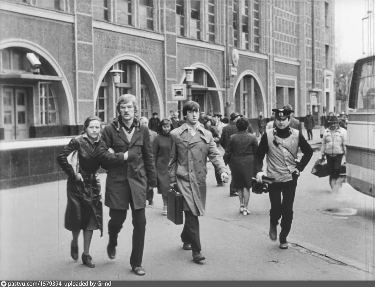 Пассажиры вокзала.