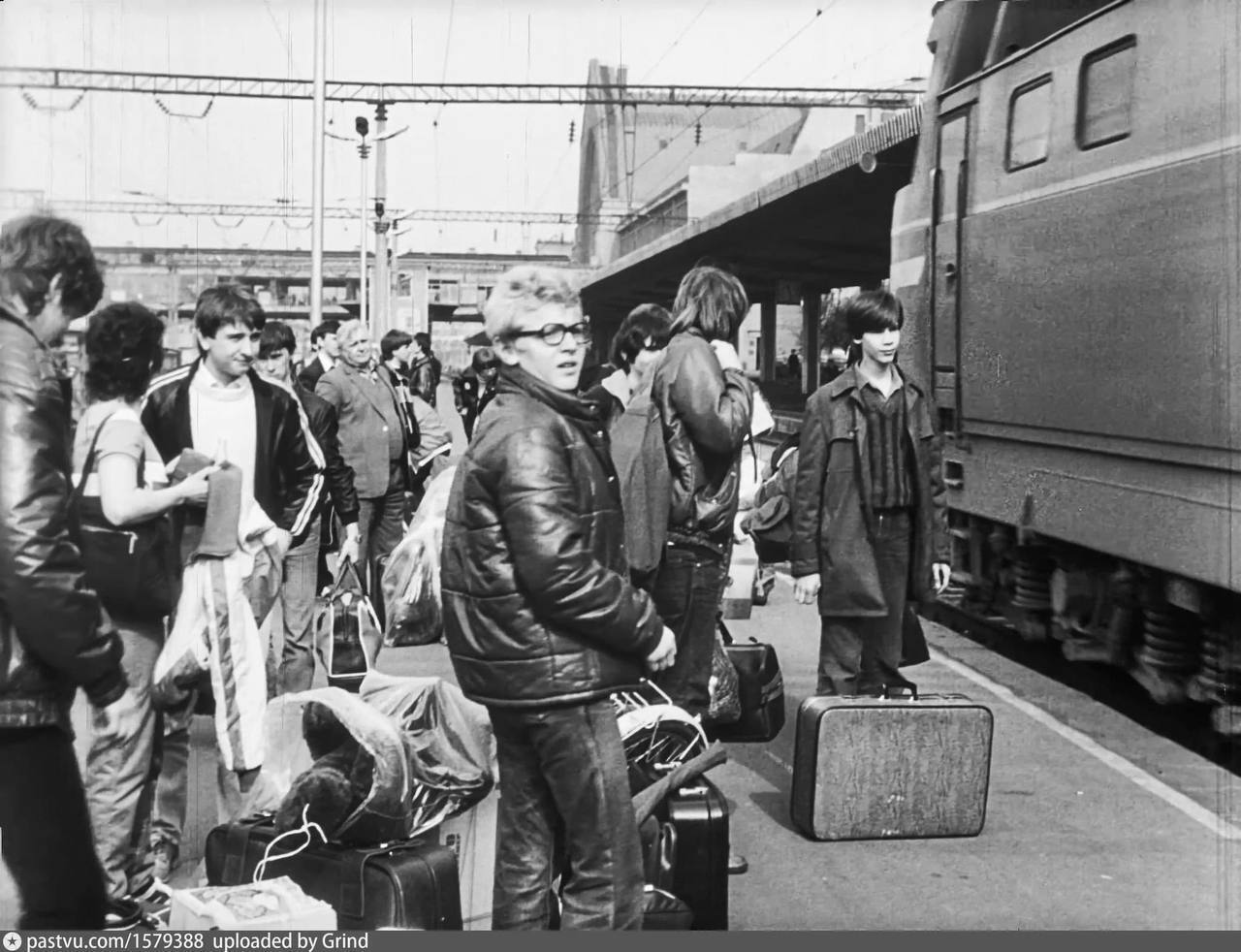 В ожидании посадки на поезд.