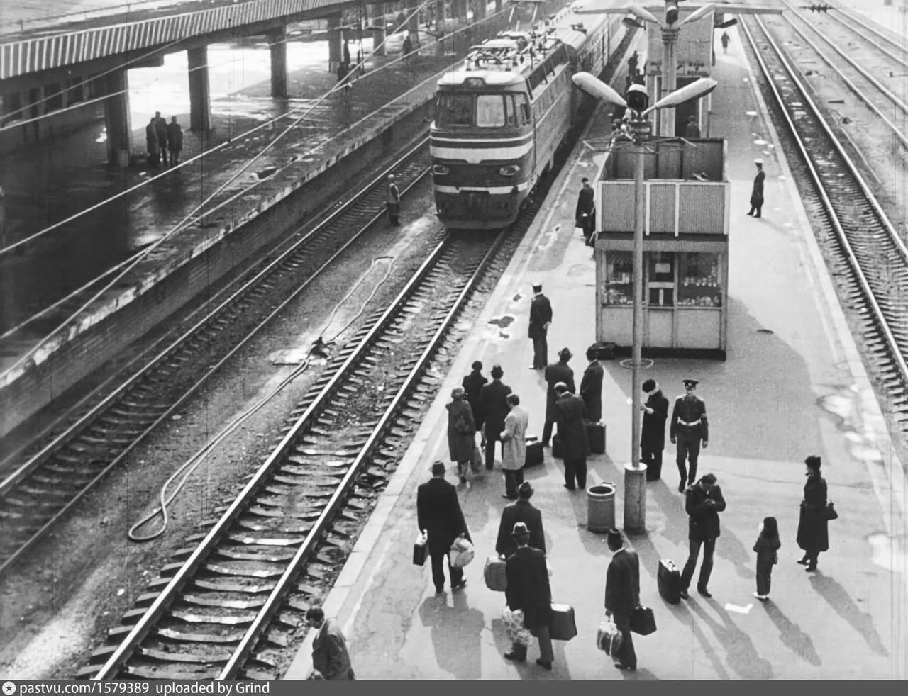 Прибытие поезда на перрон.