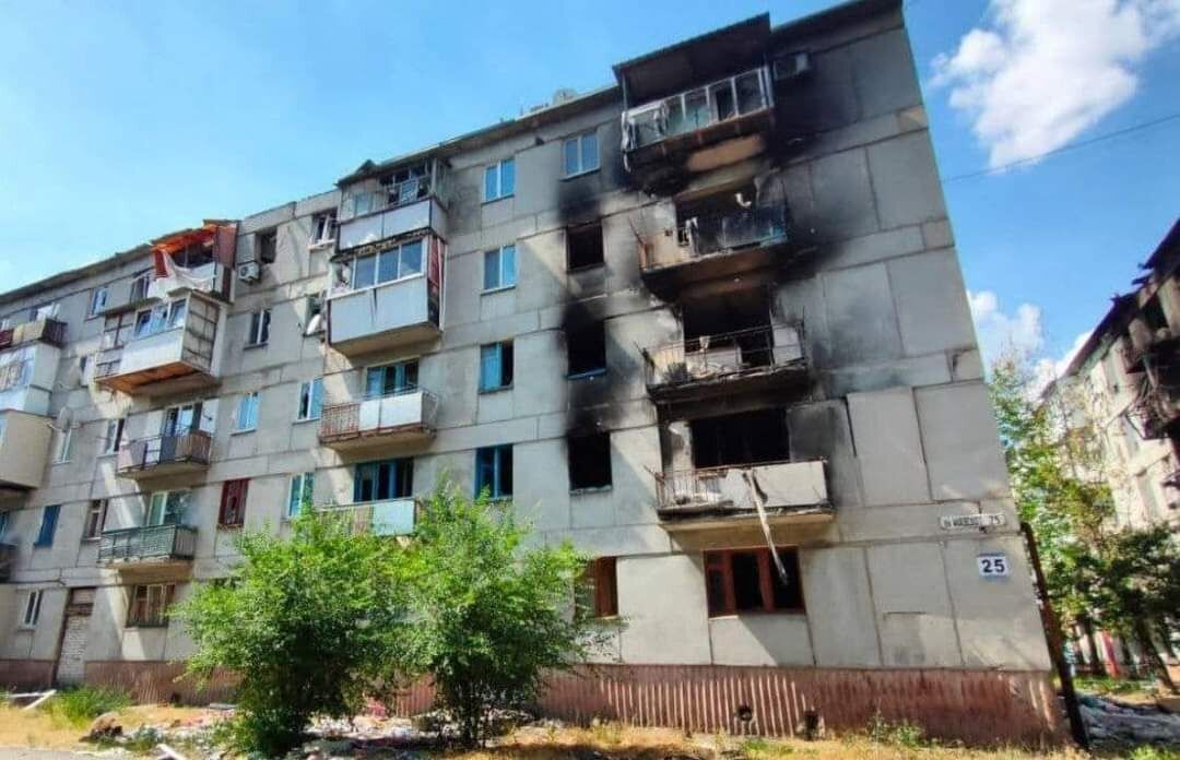 У багатоквартирному будинку після обстрілу спалахнула пожежа