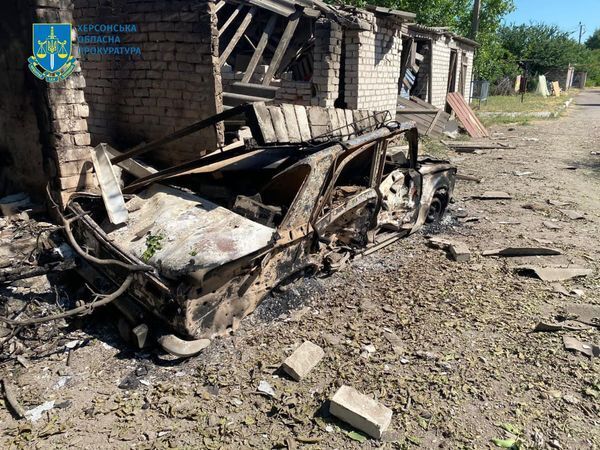 Від ворожого снаряда на Херсонщині загинув мирний житель: з'явились фото наслідків удару