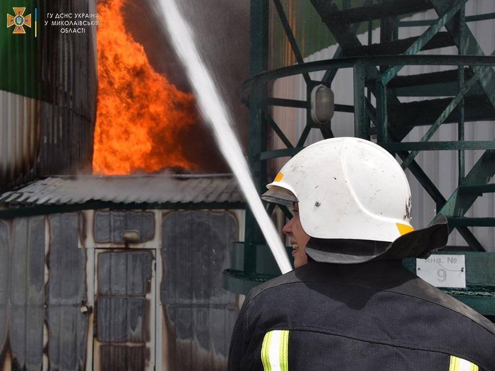 До гасіння пожежі залучено 74 пожежні та 21 одиниця техніки.