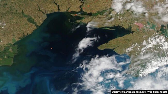 Супутниковий знімок акваторії Чорного моря, на якому видно пожежу на "вишках Бойка"