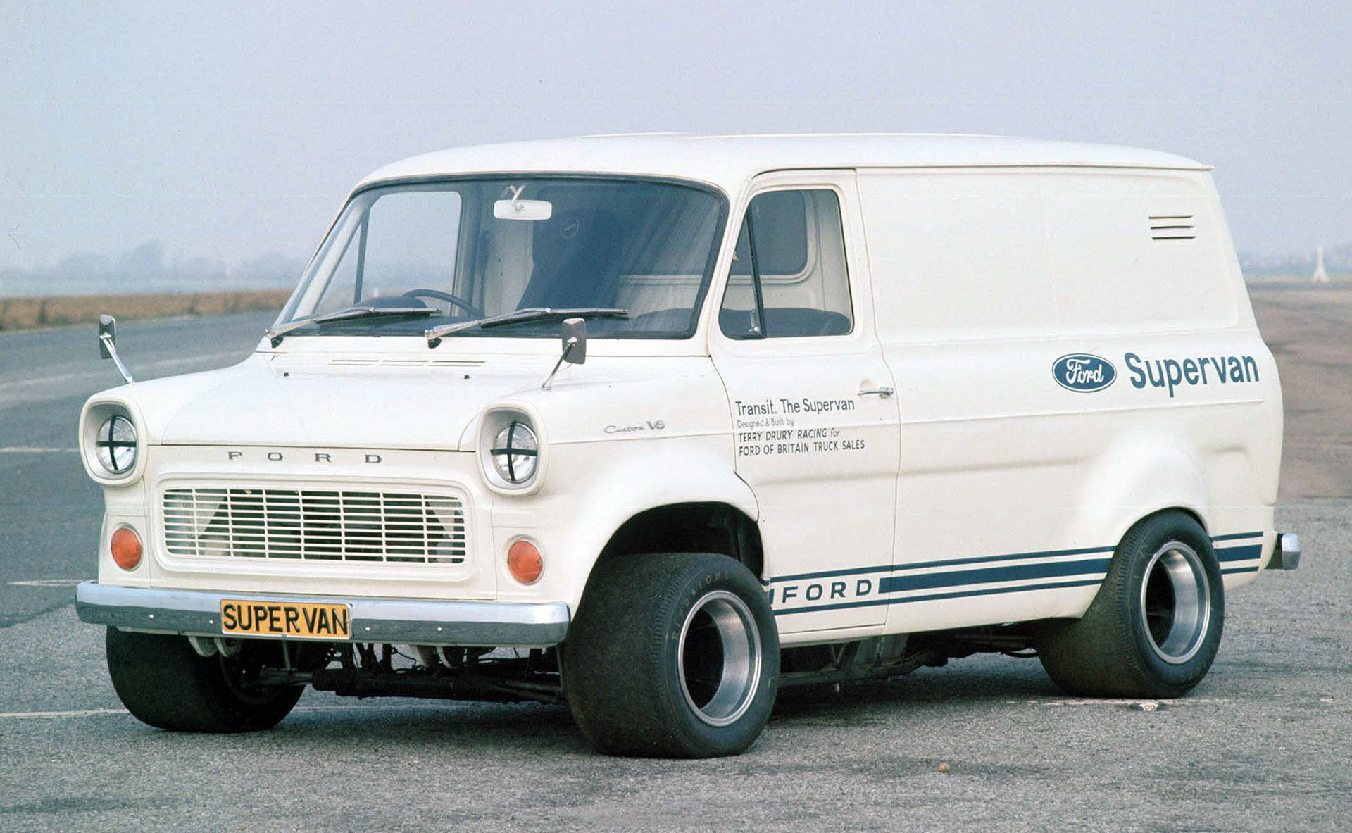 Перший суперфургон Transit з мотором від суперкара GT40 показали у 1971 році
