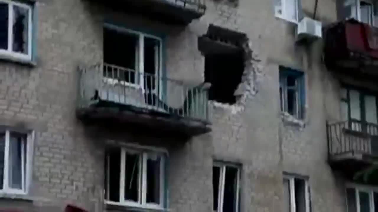 Оккупанты накрывают огнем целые кварталы: в сети показали разрушение в Лисичанске. Видео