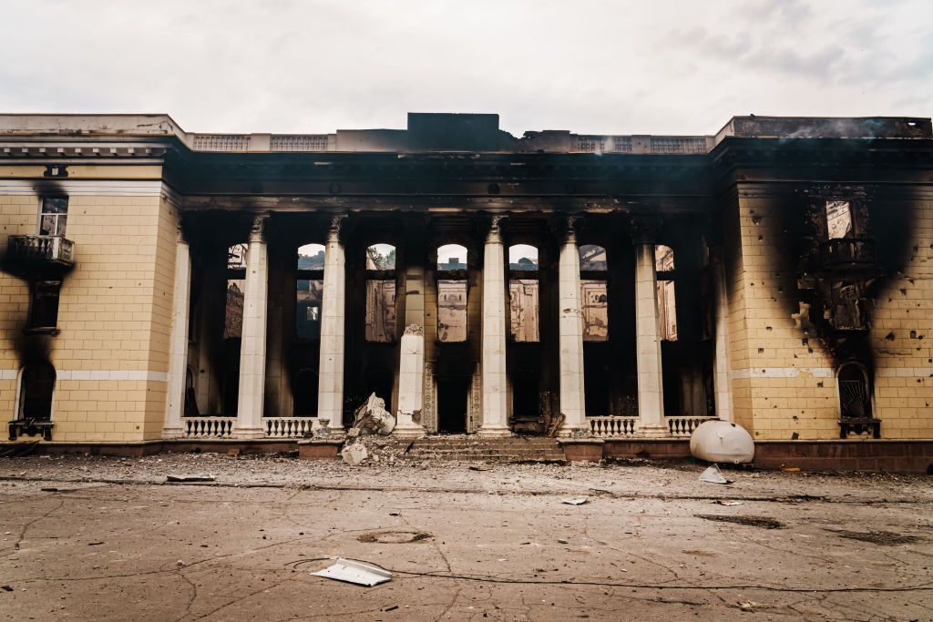 Разрушенная бомбардированием россиян школа в Лисичанске.