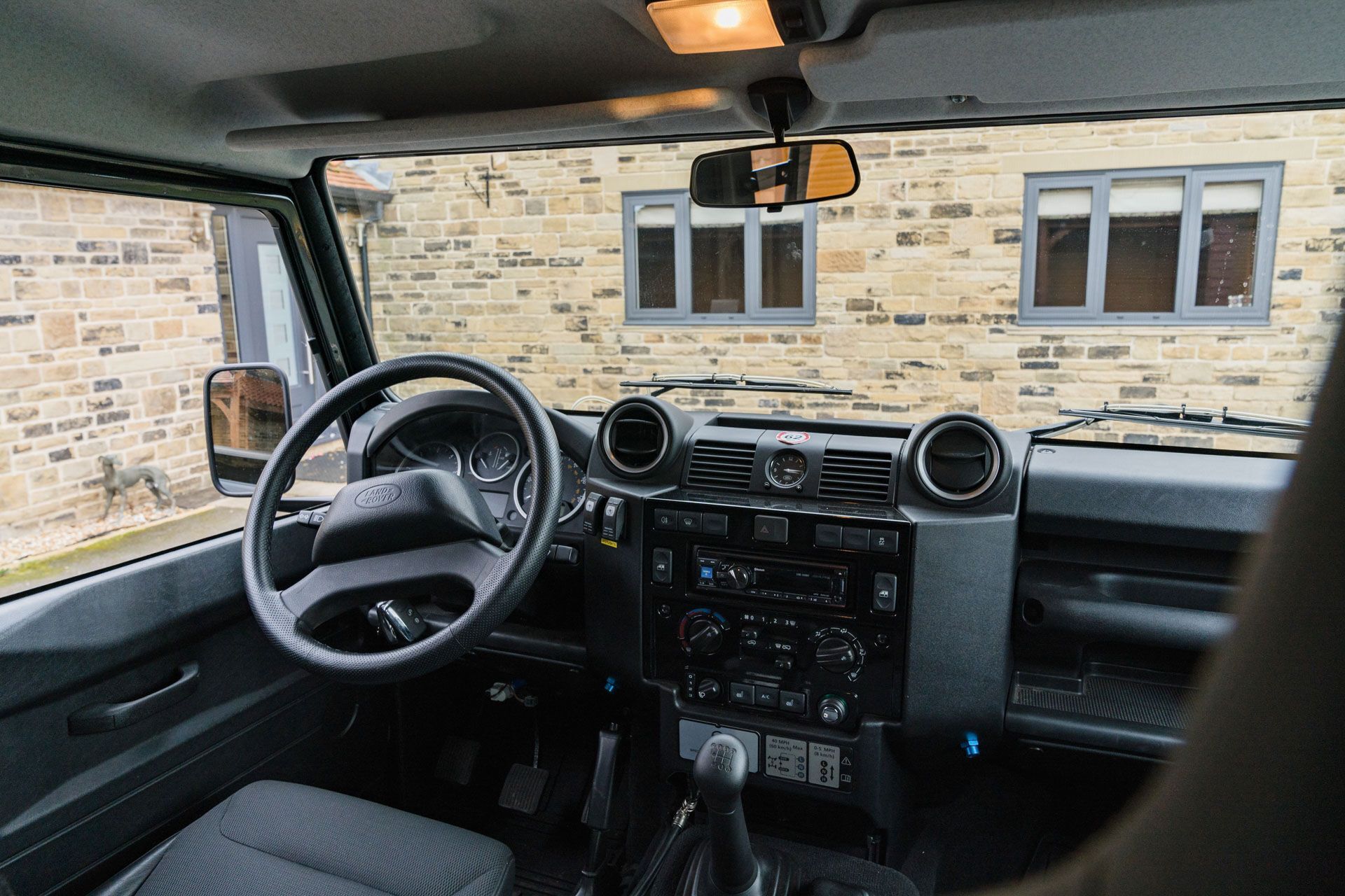 Автомобиль оснащен кондиционером, электроприводом стекол и аудиосистемой Alpine
