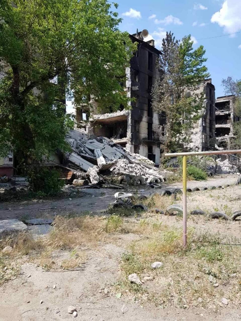 Зруйнована будівля у Луганській області