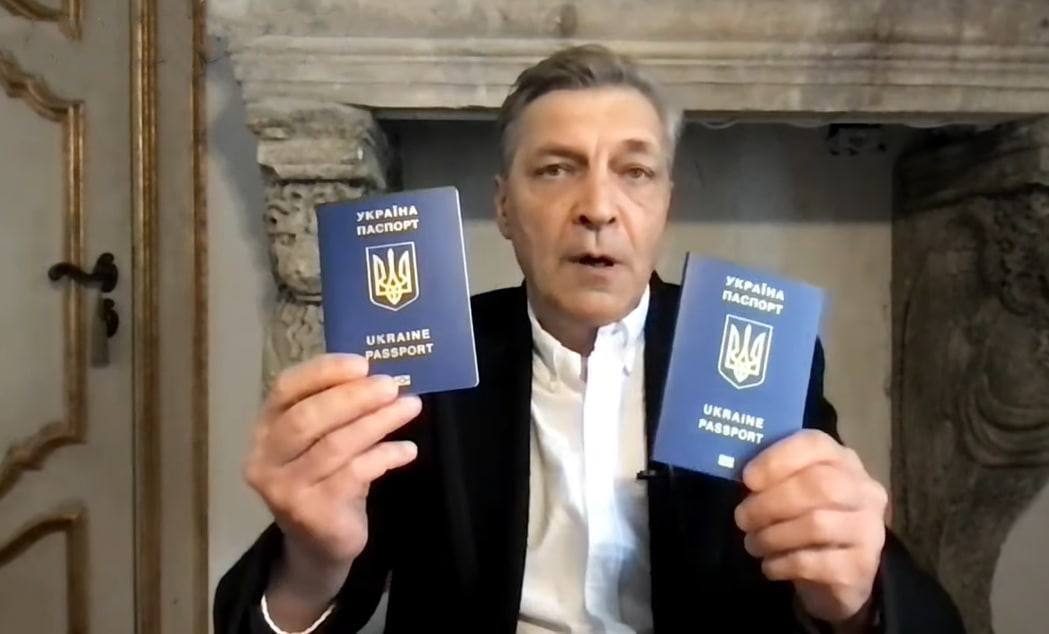 Олександр Невзоров показав паспорт України.