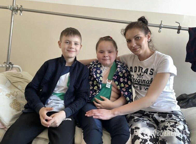 Полина с мамой и братом во львовской больнице