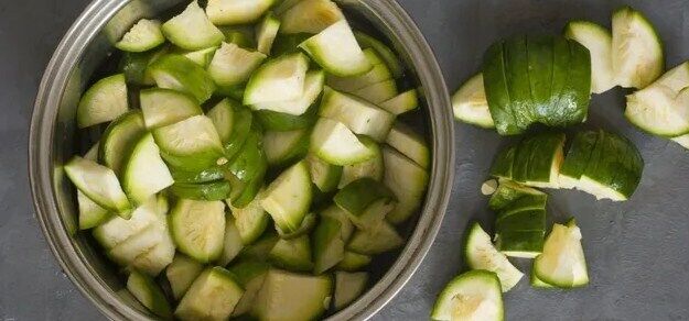 Незвичайний рецепт салату з кабачків на зиму
