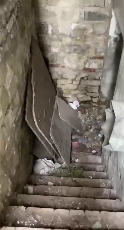 Вхід в укриття закиданий сміттям
