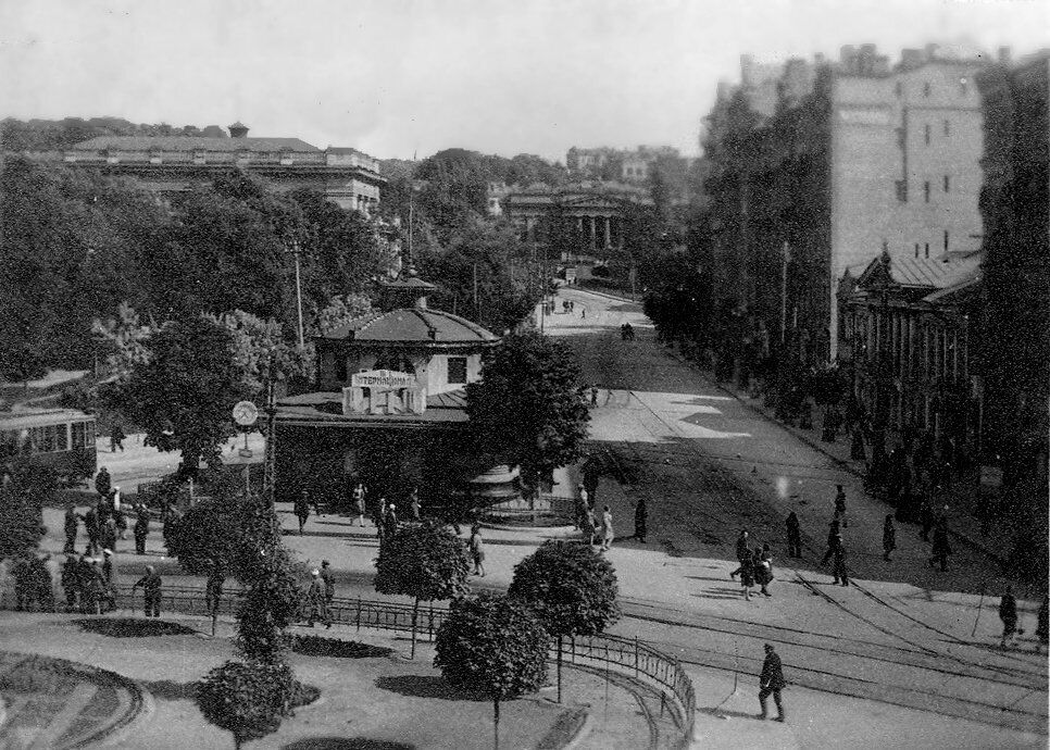 Вид на улицу Михаила Грушевского.