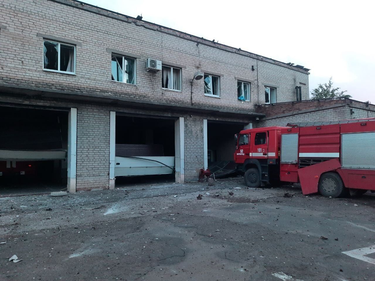 Российские оккупанты обстреляли пожарную часть в Константиновке