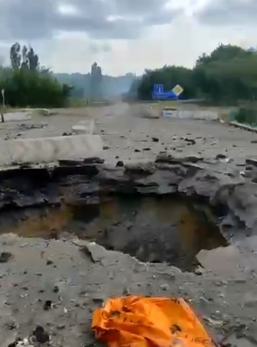Війська РФ вдарили по під'їзду до Лисичанська, пошкоджено міст. Фото і відео