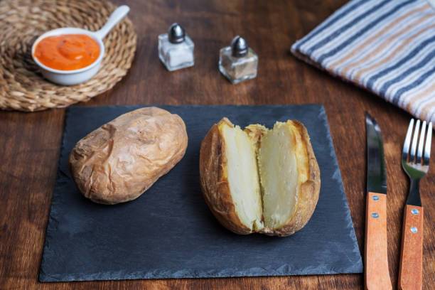 Хрустка запечена картопля з соусом